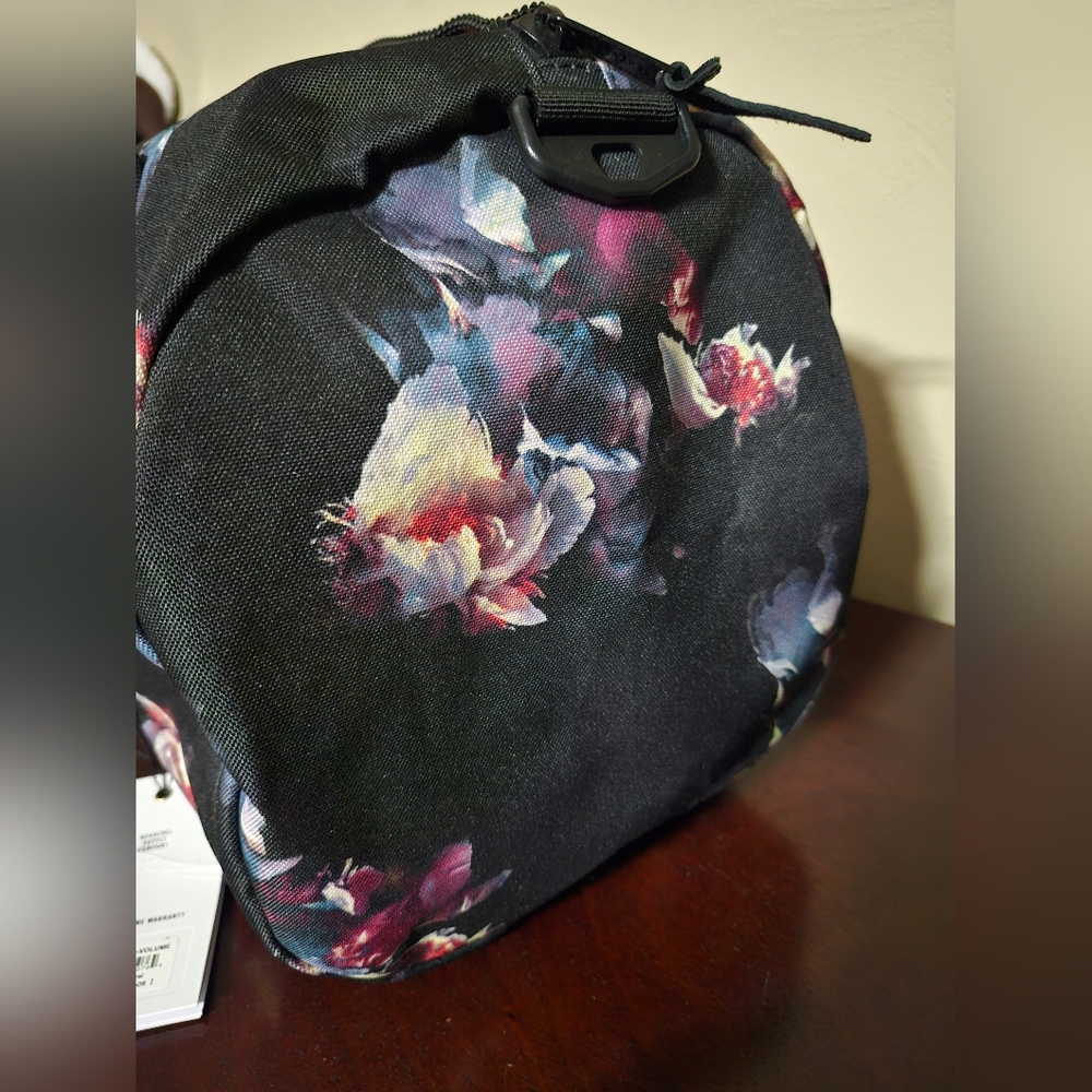 Herschel Sutton Mid Volume Floral Duffel Bag Weekender. Nwt - Picture 4 of 6